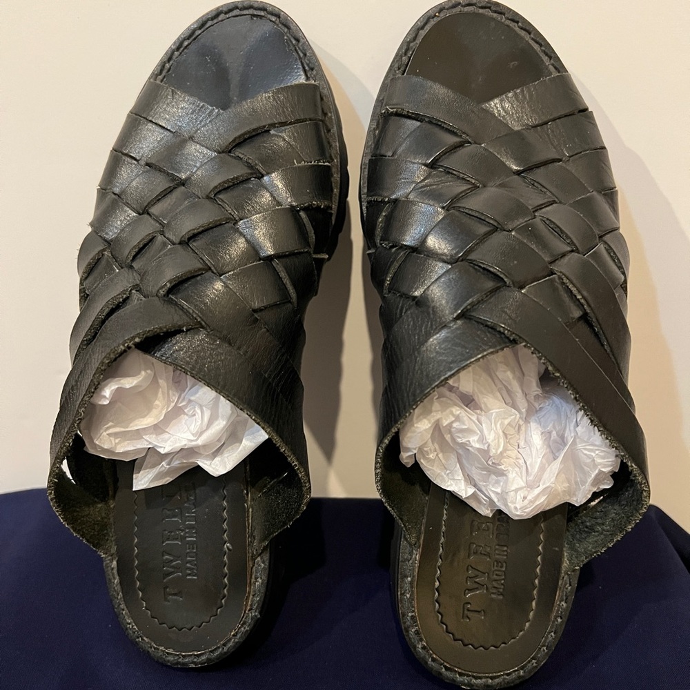 Tweeds black leather sandals. - Picture 6 of 8